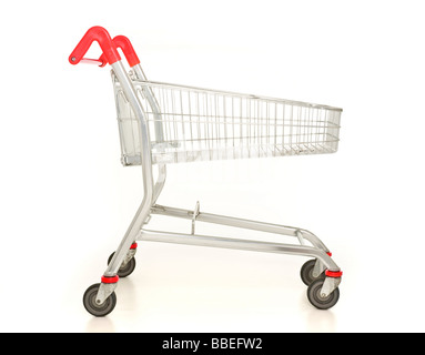 Leerer Einkaufswagen auf weißem Hintergrund Stockfoto