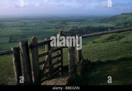 ENGLAND West Sussex Devils Dyke South Downs Way Stile Tor auf des Teufels Deich mit Blick auf üppige grüne Landschaft der South Downs Stockfoto