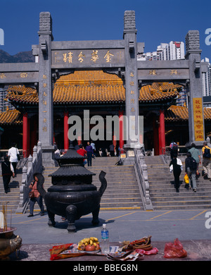 CHINA Hong Kong Kowloon Wong Tai Sin taoistischen Tempel Besucher auf der Treppe zum Eingang im traditionellen chinesischen Stil gebaut Stockfoto