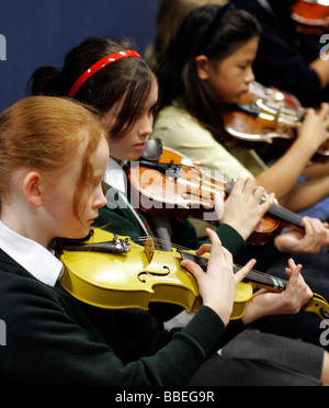 Kinder-Bildung-Musikschule Orchester Mädchen spielen Geigen pizzicato Stil mit den Fingern und keinen Bogen. Stockfoto