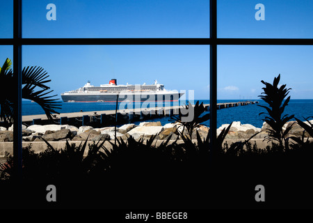 WEST INDIES Karibik Grenada St George Queen Mary 2 vor Anker über Mole des Kreuzfahrt-Terminal durch das Fenster gesehen Stockfoto