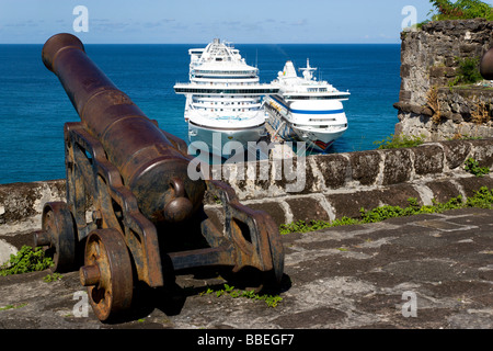 WEST INDIES Karibik Grenada St George alte Kanone Fort George verweist auf Meer mit Kreuzfahrtschiffen Caribbean Princess und Aida Aura Stockfoto