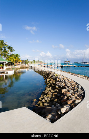 WEST INDIES St. Vincent und die Grenadinen Union Island betonierten Weg um Haifischbecken im Anchorage Yacht Club mit Boote vertäut Stockfoto