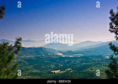 Blick auf Mount Shasta, Kalifornien, aus Mount Ashland, Oregon, USA Stockfoto