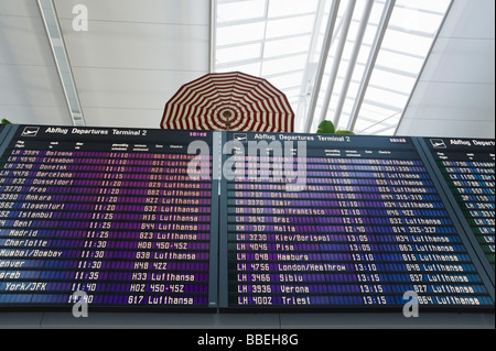 Ankünfte und Abflüge Board im Flughafen München, München, Bayern, Deutschland Stockfoto