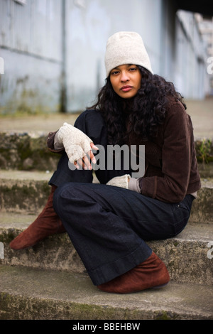 Porträt der Frau im städtischen Gewerbegebiet, Portland, Oregon, USA Stockfoto