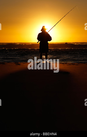 Fischer am Strand bei Sonnenaufgang Stockfoto