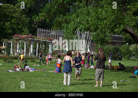 Studenten im Parc De La Tête D oder Rhone Alpen Frankreich jonglieren Stockfoto