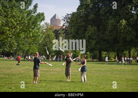 Studenten im Parc De La Tête D oder jonglieren Hintergrund Teil Dieu Turm Lyon Rhone Alpen Frankreich Stockfoto