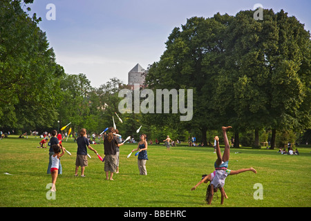 Studenten, die jonglieren im Parc De La Tête d oder Rhone-Alpen-Frankreich Stockfoto