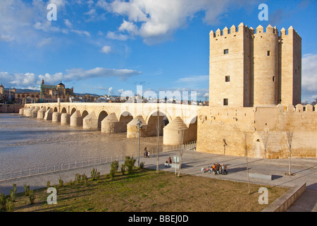 Calahorra Turm und Puente Romano oder römische Brücke über den Guadalquivir in Córdoba Spanien Stockfoto