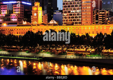 Bahnhof Flinders Street, Melbourne Central Business District, Yarra River, Melbourne, Victoria, Australien Stockfoto