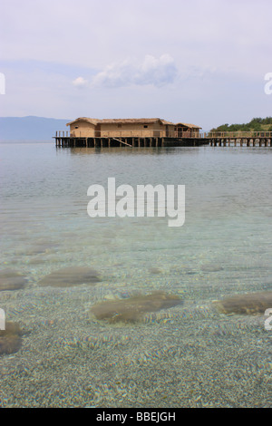 Bucht der Knochen - Plocha Mikov Grad. Eine Nachbildung einer prähistorischen Siedlung am See Ohrid, Mazedonien Stockfoto