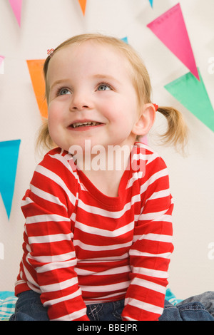 Porträt von kleinen Mädchen auf einer Geburtstagsfeier Stockfoto