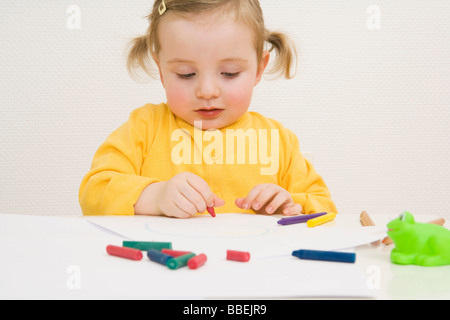 Kleine Mädchen Färbung Stockfoto