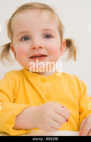 Kleine Mädchen Färbung Stockfoto