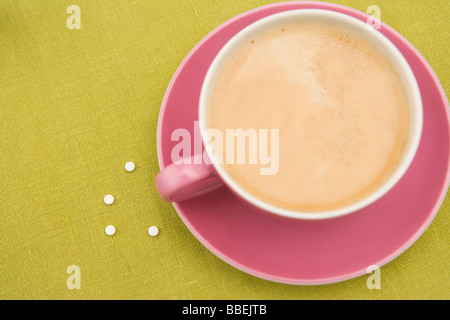 Süßstoff Tabletten von Tasse Kaffee Stockfoto