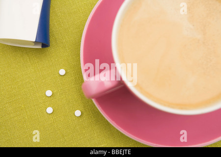 Süßstoff Tabletten von Tasse Kaffee Stockfoto