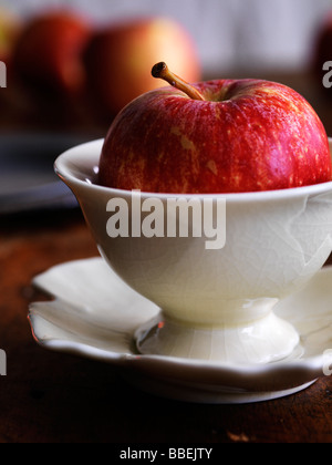 Apple in Keramikschale Stockfoto