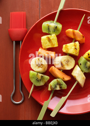 Tropische Früchte-Spieße auf Platte Stockfoto