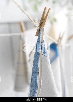 Wäsche auf der Wäscheleine hängen Stockfoto