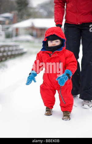 Mutter und kleinen Jungen spielen im Freien im Winter, Portland, Oregon, USA Stockfoto