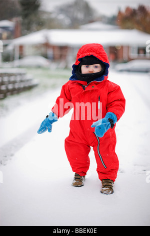 Kleiner Junge spielt im Freien im Winter, Portland, Oregon, USA Stockfoto