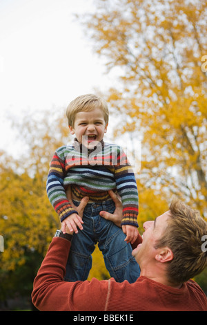 Anhebende Sohn Vater, in der Luft, Portland, Oregon, USA Stockfoto