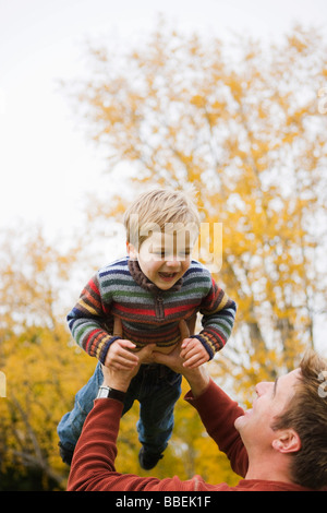 Anhebende Sohn Vater, in der Luft, Portland, Oregon, USA Stockfoto