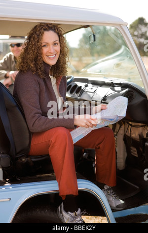 Frau liest Karte als Paar bereitet sich auf einen Roadtrip, Bend, Oregon, USA Stockfoto