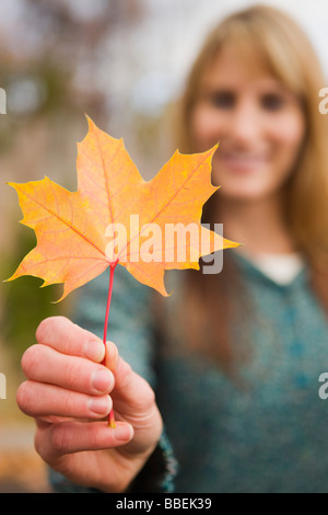 Close-up Frau mit Golden Maple Leaf, Bend, Oregon, USA Stockfoto