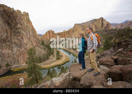 Wanderer auf einer Klippe oben stehend krumm River im Smith Rock State Park im Herbst, Bend, Oregon, USA Stockfoto