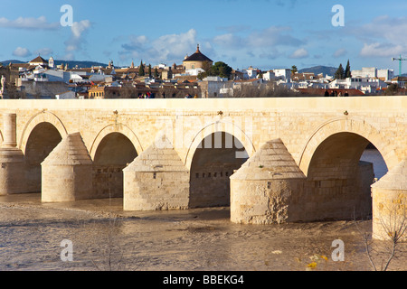 Puente Romano oder römische Brücke über den Guadalquivir in Córdoba Spanien Stockfoto