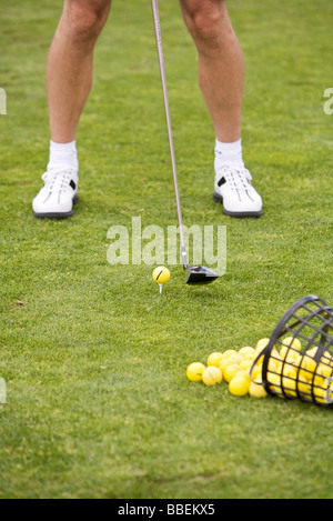 Mann am Golfplatz mit Eimer Bälle, Burlington, Ontario, Kanada Stockfoto