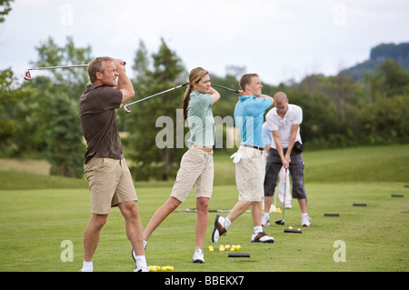 Gruppe von Menschen auf der Drivingrange, Burlington, Ontario, Kanada Stockfoto