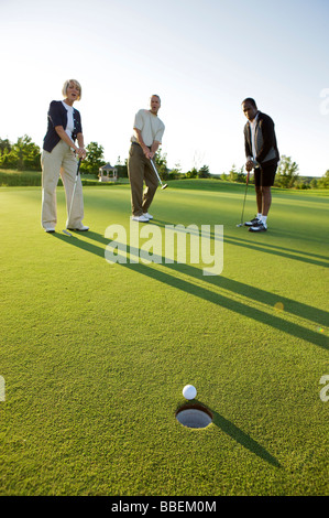 Gruppe von Menschen, die Golf spielen, Burlington, Ontario, Kanada Stockfoto