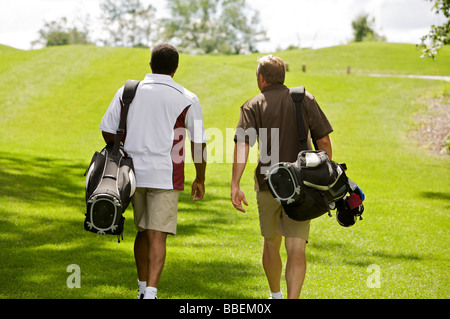Männer gehen auf dem Golfplatz, Burlington, Ontario, Kanada Stockfoto