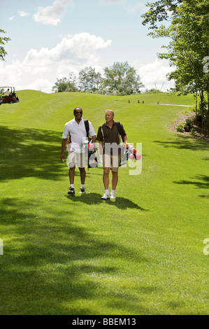 Männer gehen auf dem Golfplatz, Burlington, Ontario, Kanada Stockfoto