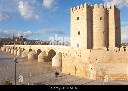 Calahorra Turm und Puente Romano oder römische Brücke über den Guadalquivir in Córdoba Spanien Stockfoto