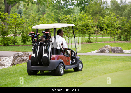 Männer im Golf-Cart, Burlington, Ontario, Kanada Stockfoto