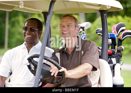 Männer im Golf-Cart, Burlington, Ontario, Kanada Stockfoto
