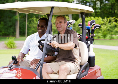 Männer im Golf-Cart, Burlington, Ontario, Kanada Stockfoto