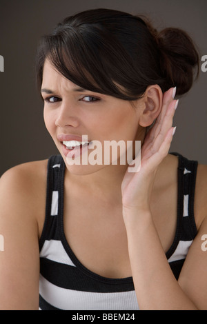 Nahaufnahme von Frau hob die Hand zum Ohr Stockfoto