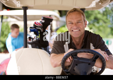 Porträt des Mannes im Golf-Cart Stockfoto