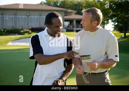 Golfer bei Scorecard, Burlington, Ontario, Kanada Stockfoto