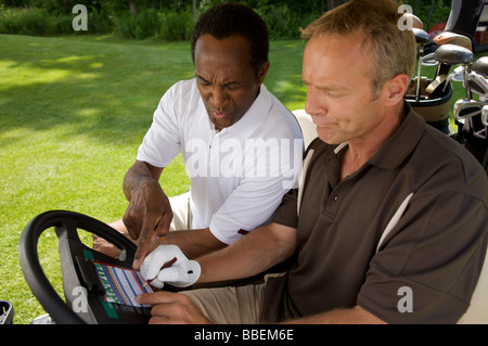 Golfer im Golf-Cart mit Scorecard, Burlington, Ontario, Kanada Stockfoto