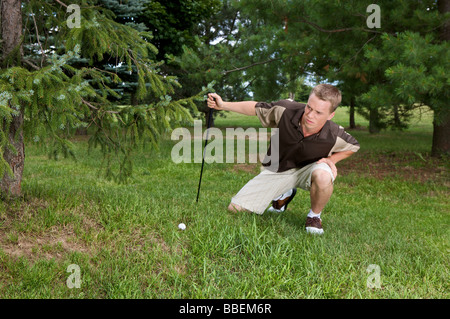 Mann mit Golfball im Rough, Burlington, Ontario, Kanada Stockfoto