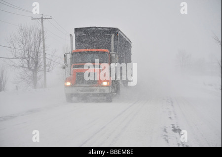 LKW auf Autobahn im Winter, Ontario, Kanada Stockfoto