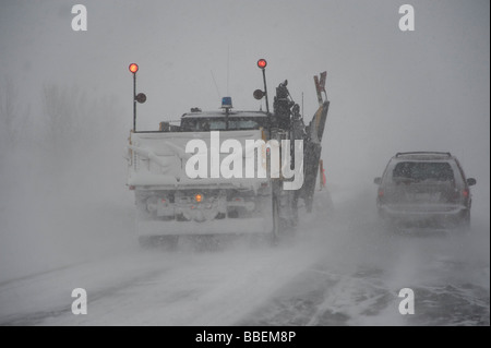 Schneepflug auf Autobahn, Ontario, Kanada Stockfoto