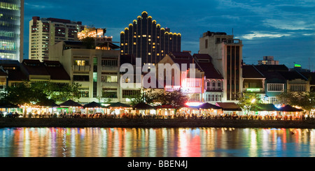 Skyline von Singapur Boat Quay Restaurant Bars in der Nacht in Südostasien Dämmerung Stockfoto